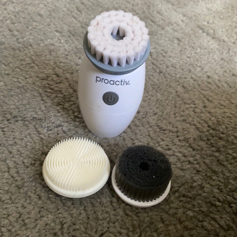 Proactive cleansing brush